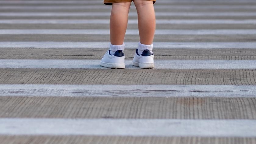 1,5-roczna dziewczynka weszła na jezdnię, jej 3,5-letni brat stał na chodniku. Rodzice byli pijani