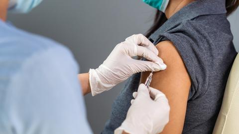 Epidemiolog o szczepionce na COVID-19: Jest bezpieczna. Niepożądane odczyny poszczepienne są typowe