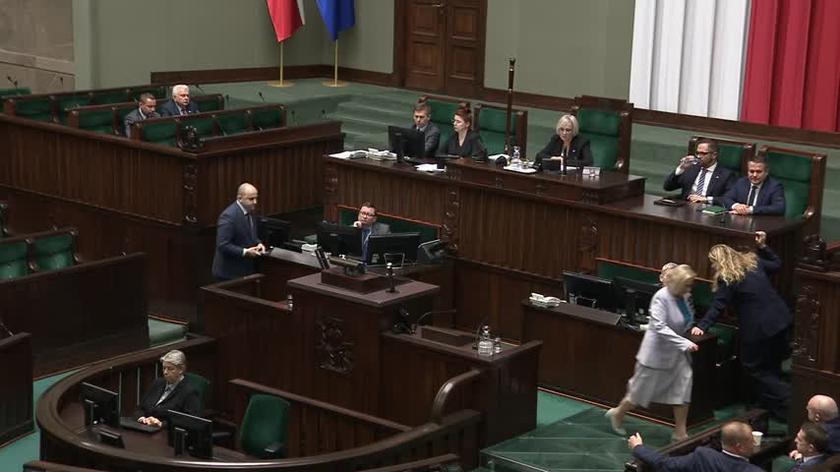 Matecki na mównicy, na sali okrzyki "wstyd", "hańba", "że Kaczyński takiego człowieka wpuścił na listy"