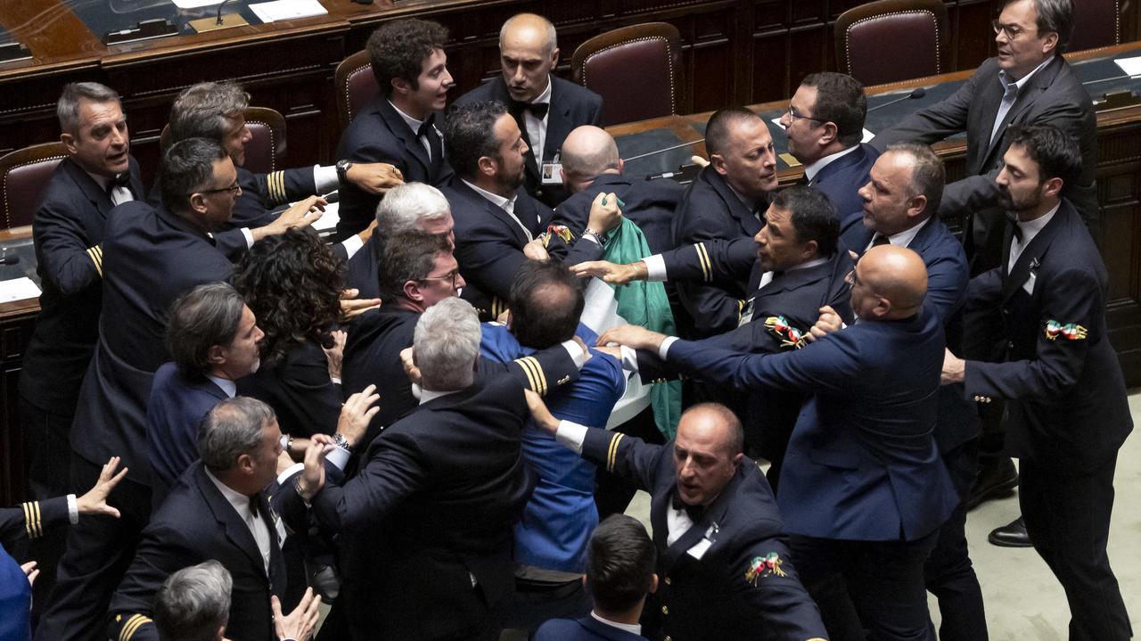 En el Parlamento italiano se movían los puños.  Dos personas en el hospital