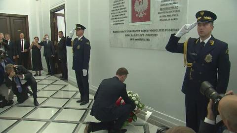 Duda złożył kwiaty pod tablicą smoleńską w Sejmie 