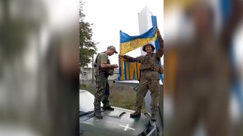 Ukraińscy żołnierze na wjeździe do Łymanu. Wieszają ukraińską flagę