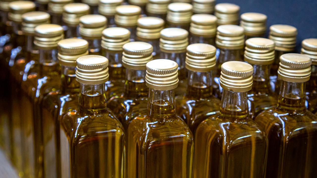 España.  El aceite de oliva se ha encarecido y la protección contra robos en las tiendas