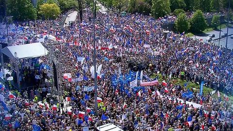 07.05.2016 | Marsz w obronie demokracji oczami uczestników. „Płakać się chce, że taka jedność w narodzie jest!”