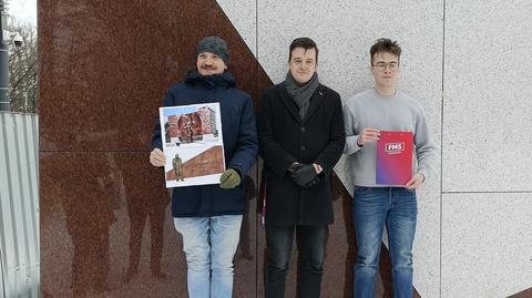 Lublin. W centrum powstaje pomnik Lecha Kaczyńskiego. Ściana już stoi. Figura jeszcze nie dojechała (20.06.2023)