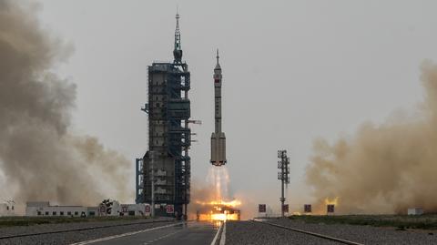 Start chińskiej załogowej misji kosmicznej Shenzhou 16 - wideo archiwalne