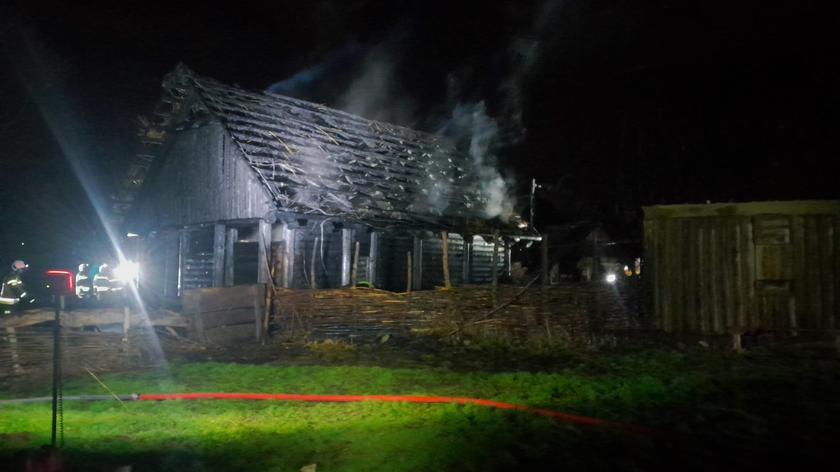 Pożar drewnianej chaty w Kaliszu na terenie Rezerwatu Archeologicznego Zawodzie