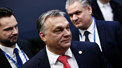 Tusk: Orban pozostał sam na placu boju 
