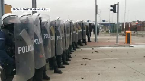 Policja: agresywne ataki inspirowane przez stronę białoruską są cały czas odpierane