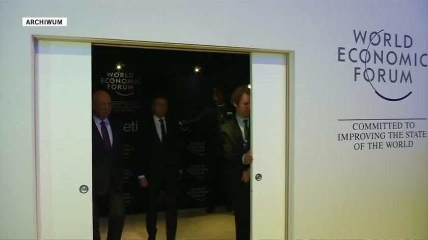Klaus Schwab na Światowym Forum Ekonomicznym w Davos. Na nagraniu z 24 stycznia 2018 roku stoi obok Emmenuela Macrona