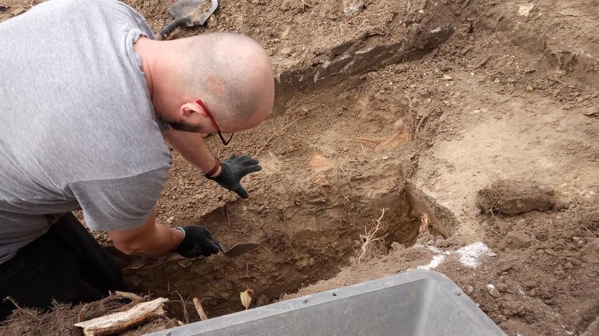Kraśnik. Podczas robienia wykopów pod światłowód odkryto szczątki dwóch żołnierzy Wehrmachtu (materiał z 31.10.2022)