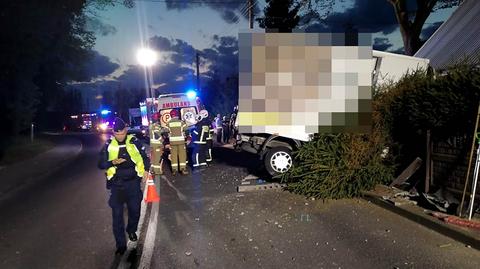 Wypadek w Dobropolu. Auto wjechało w dom (wideo bez dźwięku). 11.05.2023
