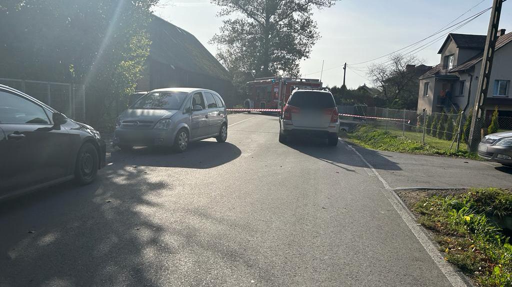 Miejsce wypadku, po lewej stronie widoczny opel meriva, którym kierująca potrąciła chłopców 