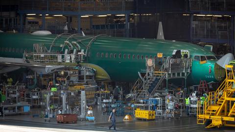 Płonący boeing na tle nocnego nieba. Zapalił się jeden z silników 