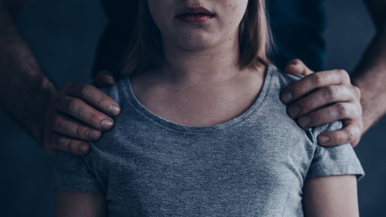 Klaps "boli dotkliwie, bo dziecko kocha swojego oprawcę"
