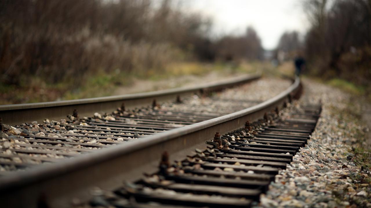 Dostali zgłoszenie o ładunku wybuchowym na torach. Zatrzymali 43-latka