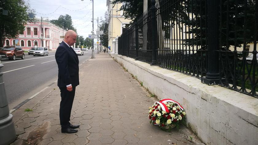 Polscy dyplomaci odwiedzili cmentarz w Miednoje i złożyli kwiaty przed dawnym gmachem NKWD w Twerze (zdjęcia z 2020 roku)