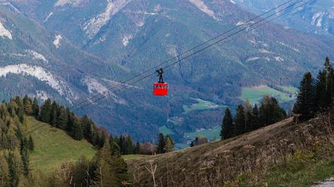 Narciarze w austriackim Tyrolu (nagrania z grudnia 2021 roku)