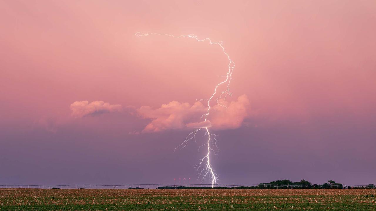 Lightning strike kills mother and daughter in Florida
