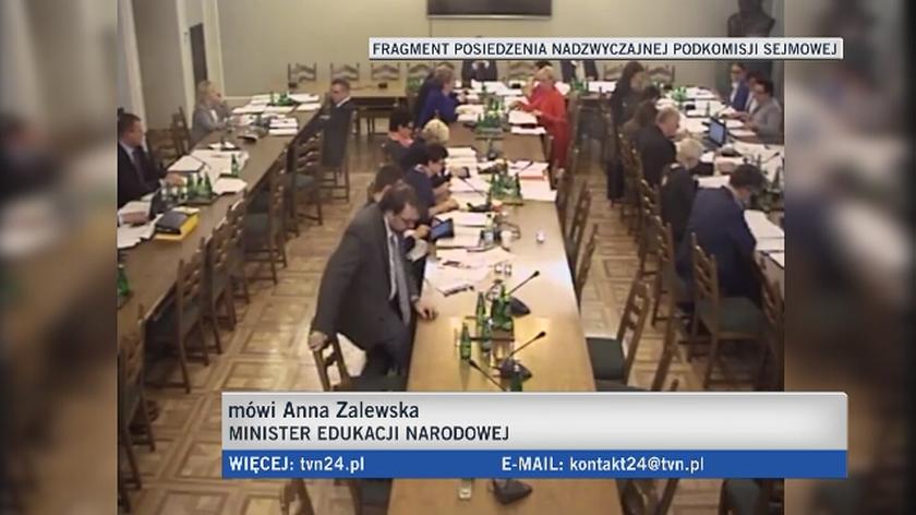 Minister Anna Zalewska tłumaczy posłom związki między oceną pracy a pensją nauczyciela