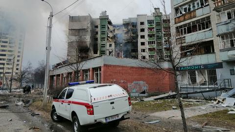 Dym wydobywający się ze zniszczonych budynków w Czernihowie (3.03.2022) 