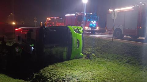 Wypadek ukraińskiego autokaru w Elżbietowie. Pojazd omijał sarnę, wpadł do rowu i przewrócił się na bok