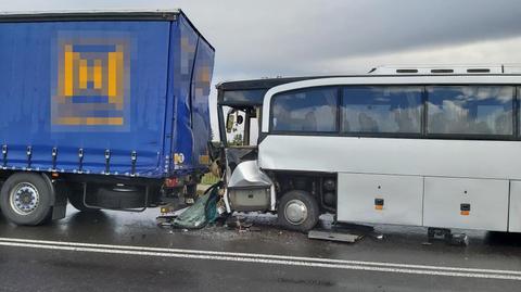 Autokar wjechał w tył ciężarówki 