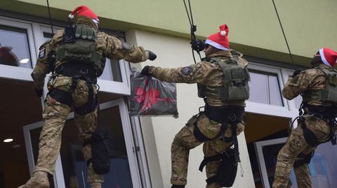Policyjni komandosi w roli Mikołajów. Zeszli z dachu szpitala i wręczyli dzieciom prezenty