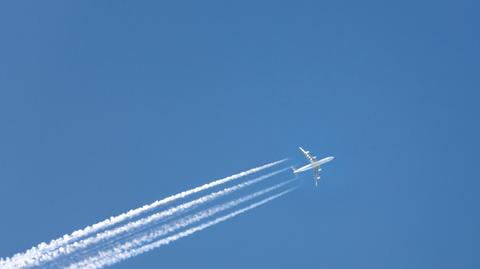 Czy smugi, które zostawia za sobą samolot naprawdę są niebezpieczne dla ludzi | wideo bez dźwięku