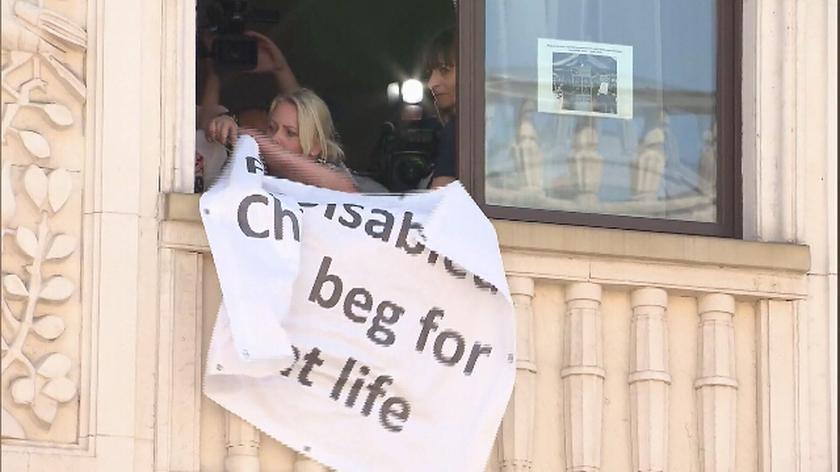 The Sejm guards prevented the mothers of the disabled children to hang a banner outside the window