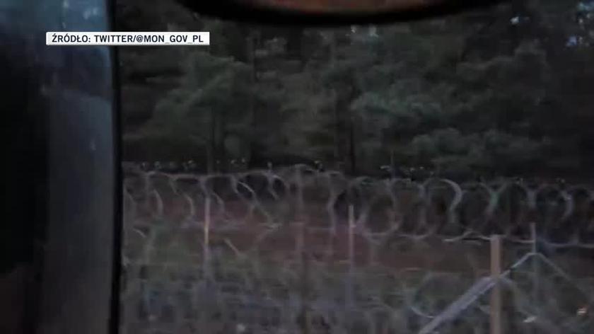 MON publikuje nagranie z granicy. Grupa białoruskich funkcjonariuszy kieruje się w stronę obozowiska migrantów