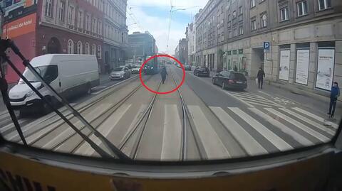 Motorniczy wysiadł z tramwaju i zaprosił kobietę do środka (wideo bez dźwięku)