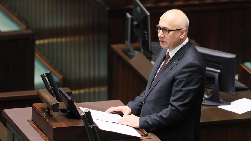 Brudziński wchodzi do Sejmu, przed informacją w sprawie propagowania totalitaryzmu