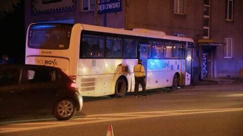 Białystok. Autobus uderzył w blok, ranny kierowca 