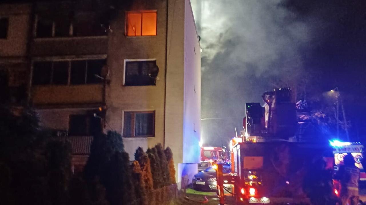 49-latek skoczył z okna płonącego mieszkania