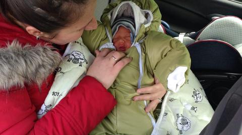 Dorohusk. Uchodźczyni z Ukrainy, czekając w kolejce do granicy, urodziła synka. Po polskiej stronie pomogła im policja