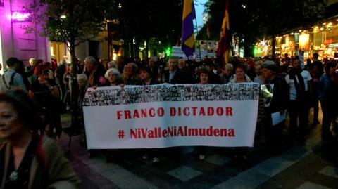 Protest przeciwko przeniesieniu zwłok generała Franco do madryckiej katedry Almudeny