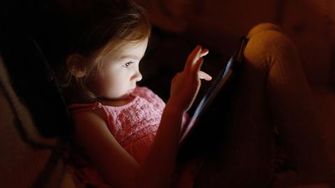 "Jeżeli mówimy o uzależnieniu, o braku zasad, to to również nas dotyczy". Jak odciągnąć dzieci od ekranów?