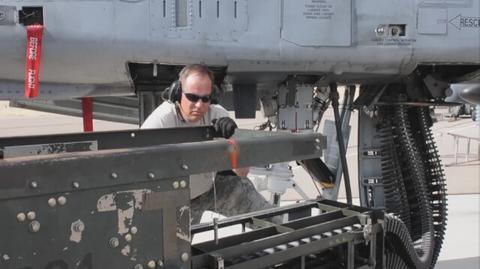 Ładowanie amunicji do działka samolotu A-10