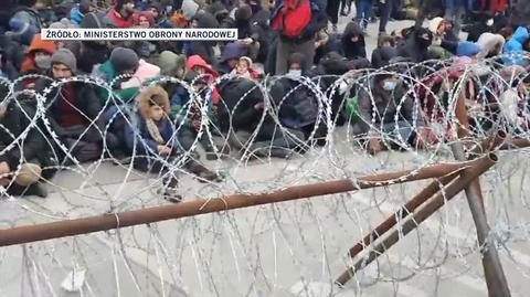 MON: coraz większe grupy migrantów są ściągane pod przejście graniczne w Kuźnicy (nagranie z 15 listopada)