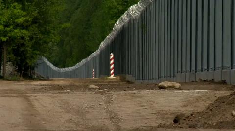 Reporter TVN24 o budowie muru na granicy polsko-białoruskiej (materiał z 26.05.2022)