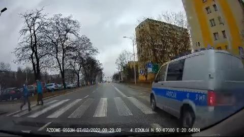 Radiowóz wyprzedził samochód stojący przed pasami, mandat dla policjanta