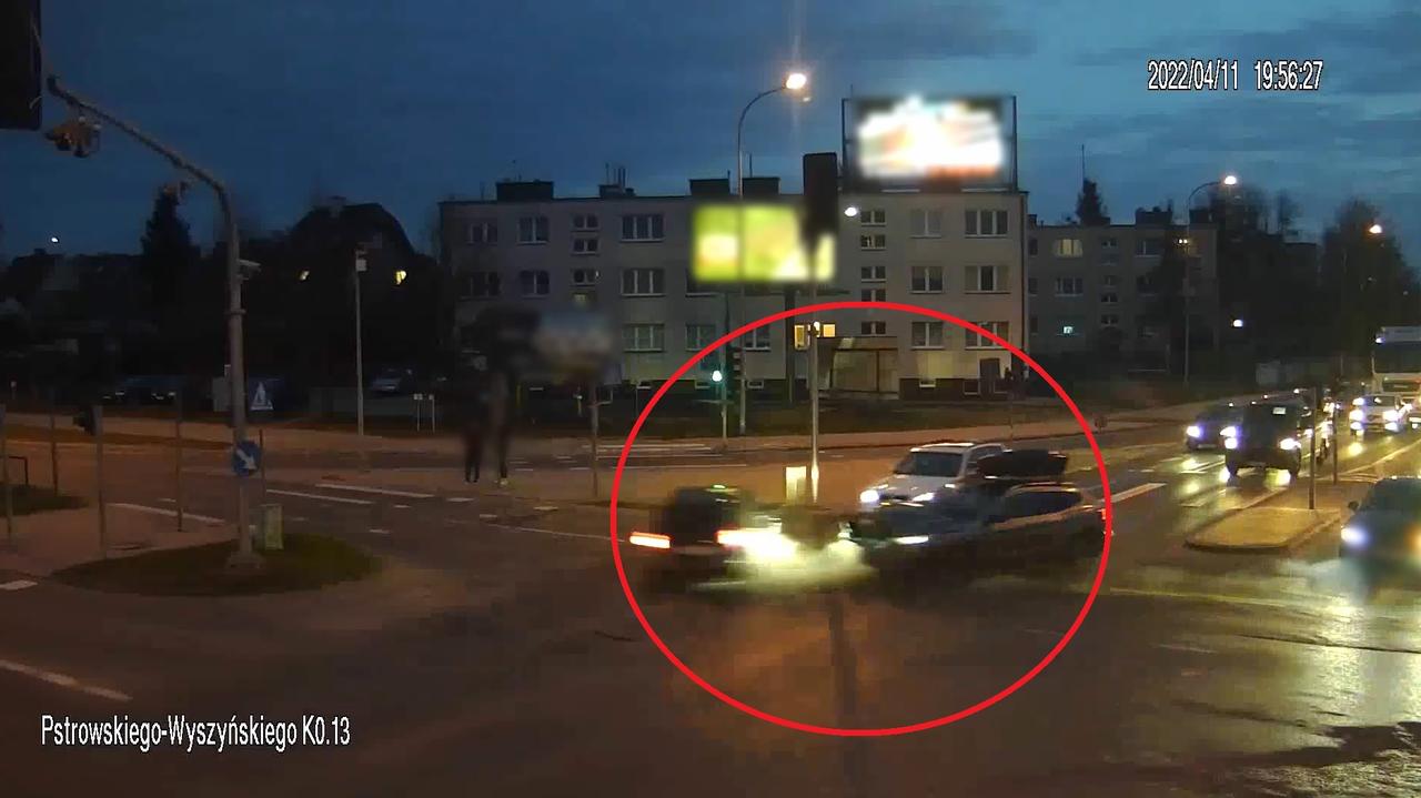 Przejechał na czerwonym świetle, zderzył się z innym autem. 