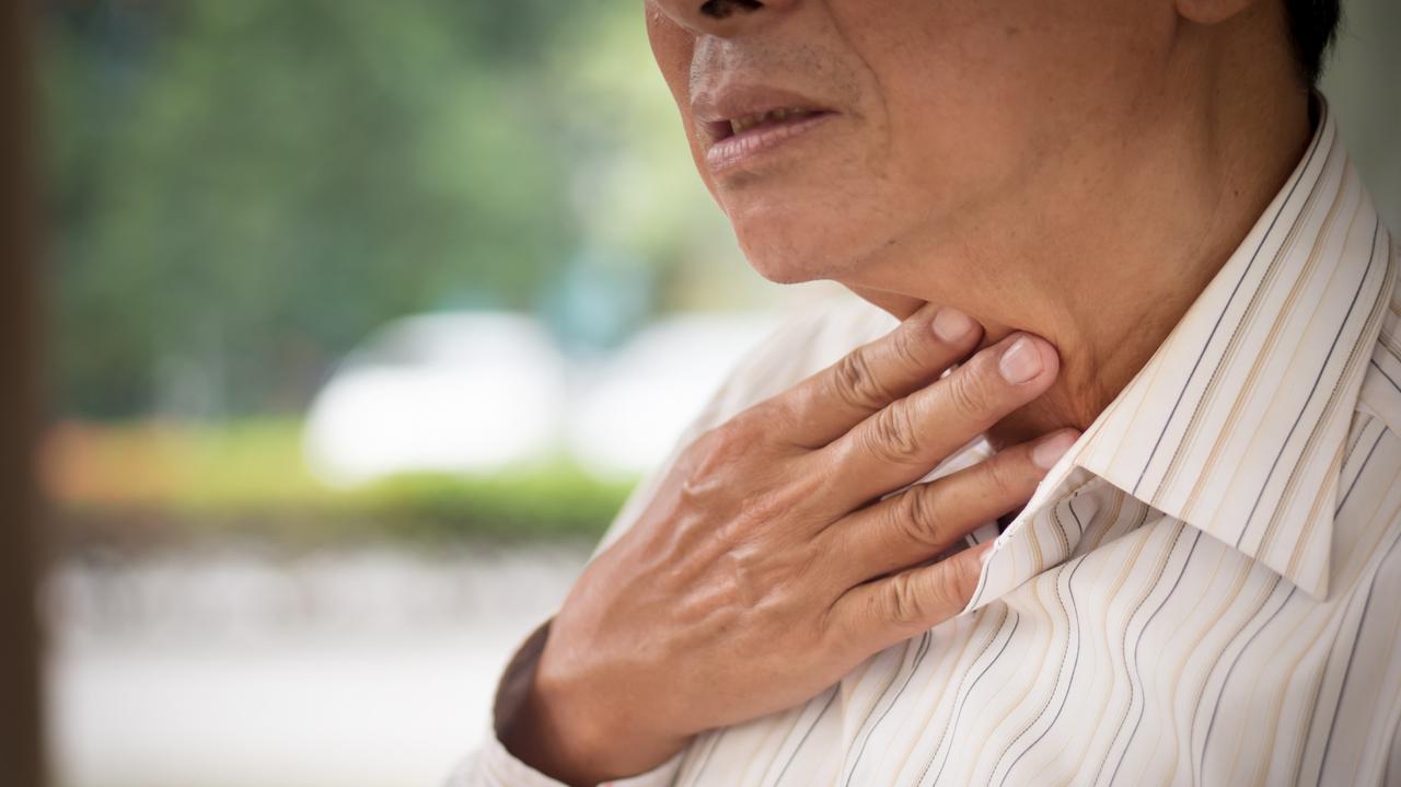 Objawami tego raka mogą być chrypka i ból gardła. "Musimy być bardzo czujni"