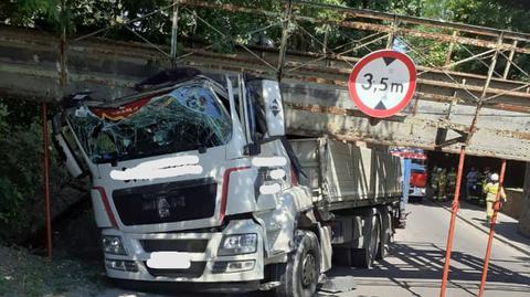 Sieraków, ul. Poznańska: Ciężarówka uderzyła w wiadukt i wyrwała przęsło