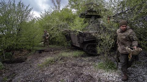 Rosyjski czołg eksploduje na minach. Nagranie z drona z okolic Bachmutu