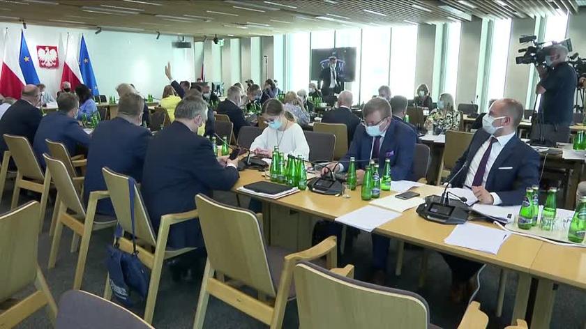 Komisja przyjęła projekt ustawy anty-TVN wraz z wprowadzonymi poprawkami