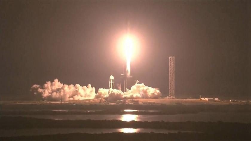 Start rakiety Falcon 9, która wyniosła na ISS czterech astronautów
