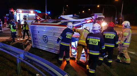 Zderzenie karetki ze strażackim samochodem w Opolu. Pięć osób trafiło do szpitala