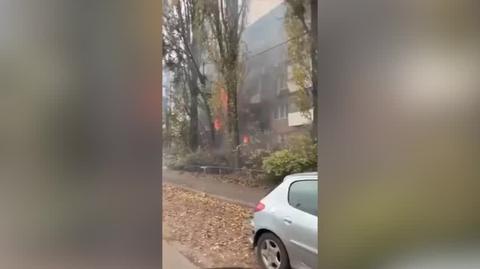 Pożar po uderzeniu w budynek mieszkalny w Kijowie